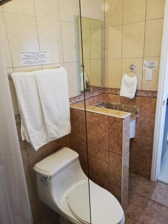 莱昂罗霍套房公寓式酒店 提华纳 外观 照片